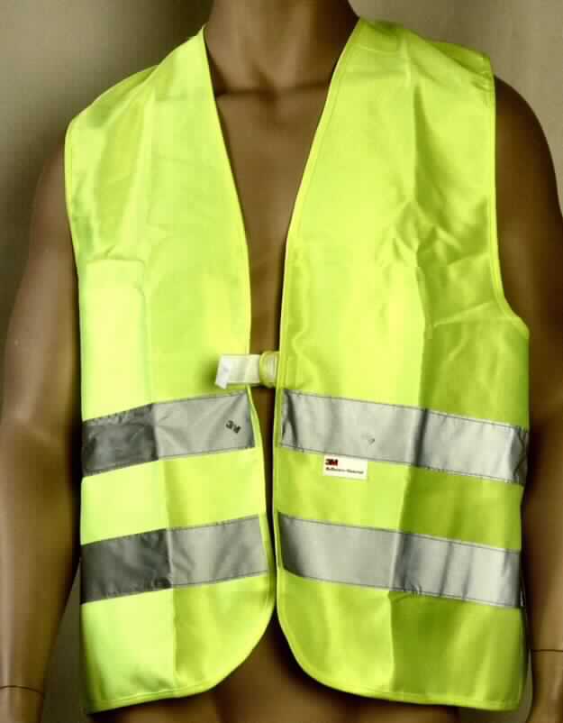 Weste, sog. WTG Warnweste, in Erwachsenengröße, Foto siehe Anlage,
- aus ca. 0,5 mm dicken, signalfarbenen (neongelb) Geweben aus laut Antrag 80 % Polyester 
  (synthetische Chemiefasern) und 20 % Baumwolle, 
- über die Taille reichend (Rückenlänge: ca. 67 cm),
- ärmellos; ungefüttert,
- vorn mit einer durchgehenden Öffnung, die mit einem Doppelringverschluss von links über rechts
  geschlossen wird (Männerkleidung),
- im Vorder- und Rückenteil mit aufgenähten, ca. 5 cm breiten, reflektierenden Streifen aus mit 
  metallisierten Mikrokügelchen überzogenen Geweben der Position 5907,
- alle Ränder mit schmalen Gewirkestreifen eingefasst,
- wird aufgrund der Farbe und der reflektierenden Streifen als Warnschutzkleidung getragen,
- die Ware lässt nicht erkennen, dass sie dazu bestimmt ist, ausschließlich oder hauptsächlich zum 
  Schutz anderer Kleidungsstücke und/oder Personen bei der Ausübung einer beruflichen
  Tätigkeit getragen zu werden.

"Andere Kleidung (Weste), aus Geweben, für Männer, aus Chemiefasern, keine Arbeits- und Berufskleidung"