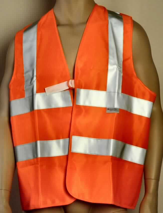 Weste, sog. WT3 Warnweste, in Erwachsenengröße, Foto siehe Anlage,
- aus ca. 0,5 mm dicken, signalfarbenen (orange) Geweben aus laut Antrag 80 % Polyester 
 (synthetische Chemiefasern) und 20 % Baumwolle, 
- über die Taille reichend (Rückenlänge: ca. 66 cm),
- ärmellos; ungefüttert,
- vorn mit einer durchgehenden Öffnung, die mit einem Doppelringverschluss von links über rechts
  geschlossen wird (Männerkleidung),
- im Vorder- und Rückenteil mit aufgenähten, ca. 5 cm breiten, reflektierenden Streifen aus mit 
  metallisierten Mikrokügelchen überzogenen Geweben der Position 5907,
- alle Ränder mit schmalen Gewirkestreifen eingefasst,
- wird aufgrund der Farbe und der reflektierenden Streifen als Warnschutzkleidung getragen,
- die Ware lässt nicht erkennen, dass sie dazu bestimmt ist, ausschließlich oder hauptsächlich zum 
  Schutz anderer Kleidungsstücke und/oder Personen bei der Ausübung einer beruflichen Tätigkeit getragen
  zu werden.

"Andere Kleidung (Weste), aus Geweben, für Männer, aus Chemiefasern, keine Arbeits- und Berufskleidung"