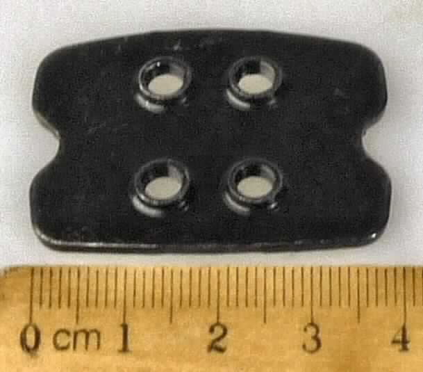 Gegenhalteplatte für Radsportschuhe (Schuhteil; lt. Antrag: "Gegenhalteplatte aus Metall, Art-Nr.: Y-40N01000", Foto siehe Anlage)
- aus unedlem Metall,
- mit vier Gewindebohrungen versehen,
- in den Abmessungen: ca. 4 cm x 3 cm x 0,1 cm,
- nicht handgearbeitet,
- die Gegenhalteplatte wird in einer speziellen Vertiefung (unter der Einlegesohle) der Sohle eingelegt und 
  dient der Befestigung von Schuhplatten für Radsportschuhe

"Schuhteil, anderes als in den Unterpositionen 6406 1010 10 bis 6406 9090 20 genannt"
