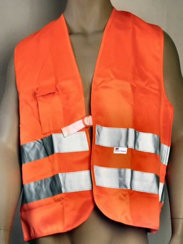 Weste, sog. WT-HT Warnweste, in Erwachsenengröße, Foto siehe Anlage,
- aus ca. 0,5 mm dicken, signalfarbenen (orange) Geweben aus laut Antrag 80 % Polyester
  (synthetische Chemiefasern) und 20 % Baumwolle, 
- über die Taille reichend (Rückenlänge: ca. 66 cm),
- ärmellos; ungefüttert,
- vorn mit einer durchgehenden Öffnung, die mit einem Doppelringverschluss von links über rechts
  geschlossen wird (Männerkleidung),
- im Vorder- und Rückenteil mit aufgenähten, ca. 5 cm breiten, reflektierenden Streifen aus mit 
  metallisierten Mikrokügelchen überzogenen Geweben der Position 5907,
- alle Ränder mit schmalen Gewirkestreifen eingefasst,
- vorne mit einer aufgenähten Tasche, mit einer Patte mit Klettverschluss,
- wird aufgrund der Farbe und der reflektierenden Streifen als Warnschutzkleidung getragen,
- die Ware lässt nicht erkennen, dass sie dazu bestimmt ist, ausschließlich oder hauptsächlich zum 
  Schutz anderer Kleidungsstücke und/oder Personen bei der Ausübung einer beruflichen Tätigkeit getragen 
  zu werden.

"Andere Kleidung (Weste), aus Geweben, für Männer, aus Chemiefasern, keine Arbeits- und Berufskleidung"