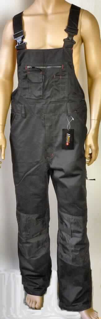 Latzhose, sog. Arbeitslatzhose, PTR-LH, Prevent-Trendline, Größe 54, Foto siehe Anlage,
- aus ca. 0,5 mm dicken, einfarbigen, strapazierfähigen, köperbindigen Geweben aus laut Antrag 
  65 % Polyester (synthetische Chemiefasern) und 35 % Baumwolle,
- ungefüttert,
- vorn im Kniebereich doppellagig gearbeitet, 
- mit einem Vorder- und Rückenlatz, 
- am Vorder- und Rückenlatz mit angenähten, längenverstellbaren, elastischen Trägern, mit Verschlussschnallen 
  aus Kunststoff,
- an beiden Seiten in Höhe der Taille mit einer Öffnung mit Knopfverschluss; vorn im Hosenteil mit einer 
  Öffnung mit Reißverschluss, mit Patte von links über rechts (Männerkleidung),
- hinten in Taillenhöhe elastisch verengt; mit Gürtelschlaufen,
- auf dem Vorderlatz mit einer aufgesetzten Tasche mit Reißverschluss, auf die zwei kleine Taschen (eine 
  mit Patte) aufgenäht sind, vorn mit zwei offenen Taschen mit schrägem Eingriff, rechts mit einer 
  aufgesetzten Zollstocktasche, links mit einer eingesetzten Tasche mit Reißverschluss; mit zwei 
  aufgesetzten Gesäßtaschen, 
- mit knöchellangen Hosenbeinen; an den Beinabschlüssen durch Umschlagen und Festnähen gesäumt,
- aufgrund des allgemeinen Aussehens (einfach gestaltet und zweckbestimmt zugeschnitten) und aufgrund 
  der Beschaffenheit des Gewebes (strapazierfähig) erkennbar dazu bestimmt, ausschließlich oder
  hauptsächlich zum Schutz anderer Kleidungsstücke und/oder Personen bei Ausübung einer Gewerbe-, Berufs-
  oder Haushaltstätigkeit getragen zu werden.

"Latzhose, aus Geweben, für Männer, aus synthetischen Chemiefasern, Arbeits- und Berufskleidung"