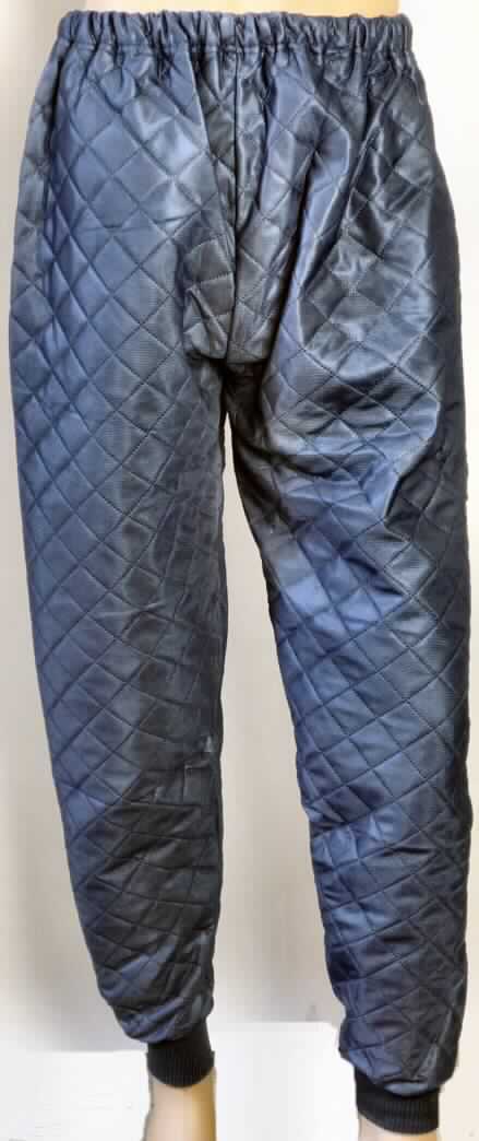 Lange Hose, sog. Thermo-Bundhose, TH, JET-SET, blau, Größe XXL, Foto siehe Anlage,
- aus einem ca. 2,4 mm dicken, dreilagigen, durch Heißbinden abgeteilten Verbunderzeugnis 
  mit einer Außen- und Innenlage aus einfarbigen Gewirken laut Etikett aus 100 % Polyamid
  (synthetische Chemiefasern) und einer Zwischenlage aus Wattierungsstoff (Meterware der 
  Position 5811),
- in der Taille abschließend; mit einem durchgehenden, elastischen Taillenbund; vorne
  unterhalb des Taillenbundes mit einer ca. 16 cm langen Öffnung ohne Verschluss mit
  Überlappung von links über rechts (Männerkleidung),
- mit langen, bis zu den Knöcheln reichenden Hosenbeinen,
- mit angesetzten, verengenden, gerippt gewirkten Bündchen an den Beinabschlüssen,
- kennzeichnet sich aufgrund der Ausstattung und des Verwendungszweckes (wird als
  Kälteschutzkleidung zum Wärmen zwischen Unterwäsche und Oberkleidung getragen)
  nicht als Unterhose (Unterwäsche) der Position 6107.

"Lange Hose, aus Gewirken, für Männer, aus synthetischen Chemiefasern"