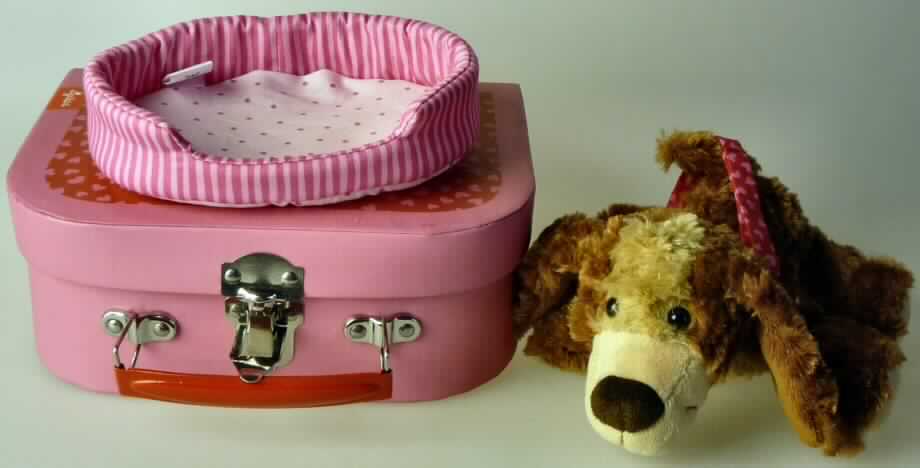 Sog. Hund im Koffer.
Es handelt sich um ein handkofferähnliches Behältnis
- mit Außen- und Innenseiten aus beschichtetem, buntbedrucktem Papier, 
- - die Beschichtung ist als eigene Lage mit dem bloßem Auge nicht wahrnehmbar, 
- - auf einer Unterlage aus Pappe aufgebracht, 
- mit einem Handttragegriff aus Kunststoff und unedlem Metall ausgestattet, 
- mit den Abmessungen (geschlossen) 22 x 14,8 x 7,2 cm = L x B x H, 
- mit aufklappbarem, fest angebrachtem Deckel,
- mit einem Verschluss aus unedlem Metall zu öffnen, 
- innen ohne Einteilung oder Ausstattung, 
- keine Hinweise auf Handarbeit.
In dem handkofferähnlichen Behältnis ist ein Spielzeugtier (weich gefüllter Hund aus
Spinnstoff) mit einem Spielzeughundekörbchen aus Spinnstoff enthalten (nicht Gegenstand
dieser vZTA, weil das Behältnis weder besonders gestaltet oder hergerichtet ist,
noch eine übliche Verpackung darstellt und es mit der Puppe keine
Warenzusammenstellung in Aufmachung für den Einzelverkauf bildet, da die Waren nicht zur
Befriedigung eines speziellen Bedarfs oder zur Ausübung einer bestimmten Tätigkeit
zusammengestellt worden sind).

Diese Ware ist als "Handkofferähnliches Behältnis, mit einer Außenseite aus Papier, nicht
handgearbeitet" einzureihen.