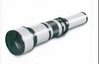 Linsen-Telezoomobjektiv für Fotokameras, Artikelbezeichnung "walimex pro 650-1300/8-16 DSLR T2", Artikelnummer: 15861, in Form eines gefassten Linsensystems aus acht Linsen aus optisch bearbeitetem Glas in fünf Gruppen in einem zylindrischen Metallgehäuse. Durch Verschieben kann die Brennweite stufenlos von 650 bis 1300 mm und damit gleichzeitig die Lichtstärke von 1:8,0 - 16 eingestellt bzw. verändert werden. Das Objektiv verfügt über eine Naheinstellgrenze von ca. 5,0 m, einen Bildwinkel von ca. 3,8° bis 2,0° und ist mit einer ausziehbaren Gegenlichtblende sowie zwei Objektivdeckeln ausgestattet. Mittels eines anschraubbaren T2-Adapters (nicht Gegenstand dieser vZTA-Entscheidung) kann das Objektiv an verschiedene Kameras diverser Hersteller (z. B. Canon, Nikon, Olympus, Minolta etc.) montiert werden. Die 360° Grad drehbare Stativaufnahme ermöglicht zudem das Anbringen auf einem Stativ (ebenfalls nicht Gegenstand dieser vZTA-Entscheidung) und den Wechsel von Hoch- auf Querformat.
äußere Form: siehe Abbildung

Abmessung: 463 x 105 mm (L x Ø)

Das Objektiv ist in einer Aufbewahrungstasche verpackt und für die Reise-, Natur- und Tierfotografie konzipiert.

Die Ware wird als "gefasstes optisches Element, aus Stoffen aller Art, für Instrumente, Apparate und Geräte, (ausgenommen solche aus optisch nicht bearbeitetem Glas), Objektiv für Kameras, anderes als in den Unterpositionen (TARIC) 9002 1100 10 bis 9002 1100 80 genannt" eingereiht.