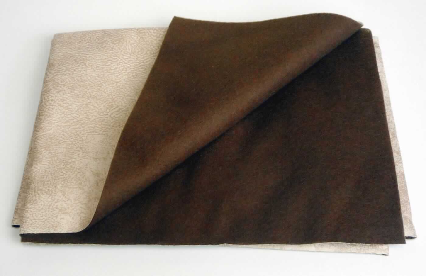 Textillaminat, Foto siehe Anlage,
- als Meterware, laut Antrag mit einer Breite von mehr als 30 cm,
- laut Untersuchungsergebnis:
-- aus zwei mit ihrer ganzen Fläche aufeinander liegenden und so miteinander durch Kleben verbundenen Lagen: 
--- mit einer oberen Lage (Schauseite):
---- aus einem geschmirgelten und bedruckten Gewebe in Atlasbindung aus ungezwirnten, nicht hochfesten 
     Garnen, 
---- mit gefärbten Kettgarnen aus synthetischen Filamenten (laut Antrag Polyester),
---- mit melierten Schussgarnen aus dickeren, synthetischen Filamenten (laut Antrag Polyester) und synthetischen 
      Mikro-Spinnfasern (laut Antrag Polyester), 
---- mit einem Gesamtanteil an:
----- synthetischen Filamenten von ca. 60 GHT,
----- synthetischen Spinnfasern von ca. 40 GHT,
--- mit einer Unterlage:
---- aus einem gefärbten und gerauten Kuliergewirke,
---- aus synthetischen Spinnfasern (laut Antrag Polyester),
---- keine Elastomergarne oder Kautschukfäden enthaltend,
- insbesondere im Hinblick auf die Bedeutung in Bezug auf die Verwendung verleiht das die Schauseite bildende 
  Gewebe der Ware ihren wesentlichen Charakter.

"Gewebe aus Garnen aus synthetischen Filamenten, anderes als in den Unterpositionen 5407 10 bis 5407 84
 genannte, bedruckt"