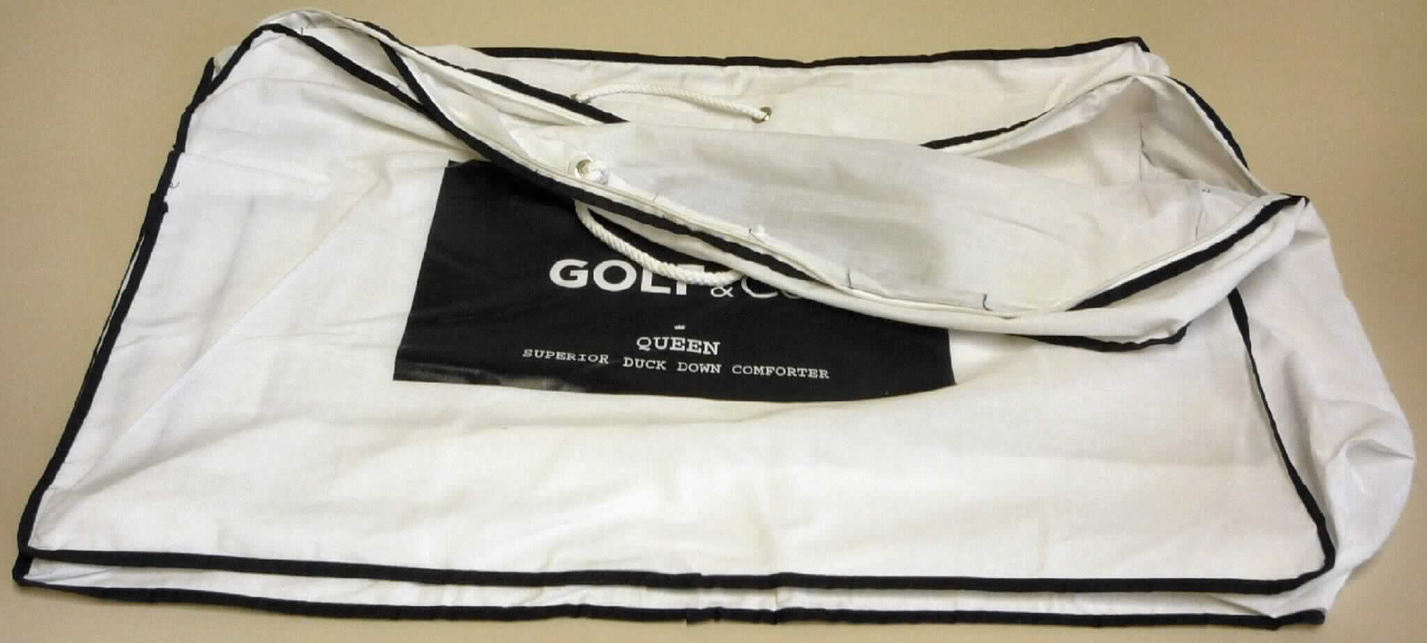 Beutel zu Verpackungszwecken, sog. Tasche 299, Foto siehe Anlage,
- in den Abmessungen: etwa 70 cm (Breite) x 48 cm (Höhe) x 22 cm (Tiefe),
- aus weißen Geweben aus laut Antrag Baumwolle; auf der Vorderseite bedruckt,
- an einem Seitenteil mit einer aufgesetzten Einstecktasche aus einer klarsichtigen Kunststofffolie,
- an allen Nähten mit schmalen Streifen aus blauen Geweben (sog. Biesen) gesäumt,
- u. a. durch Zusammennähen konfektioniert,
- mit einer entlang des oberen Teils der Seitenteile sowie der Oberseite verlaufenden Öffnung mit Reißverschluss,
- oben mit zwei Kordeln als Tragegriffen,
- dient als Aufbewahrungsbehältnis für Bettwaren zum Transport und zur Lagerung bis zum Verkauf,
- wird nach der Gesamtbeschaffenheit nicht vom Warenkreis der Position 4202 erfasst.

"Beutel zu Verpackungszwecken, aus Spinnstoffen, aus Baumwolle"