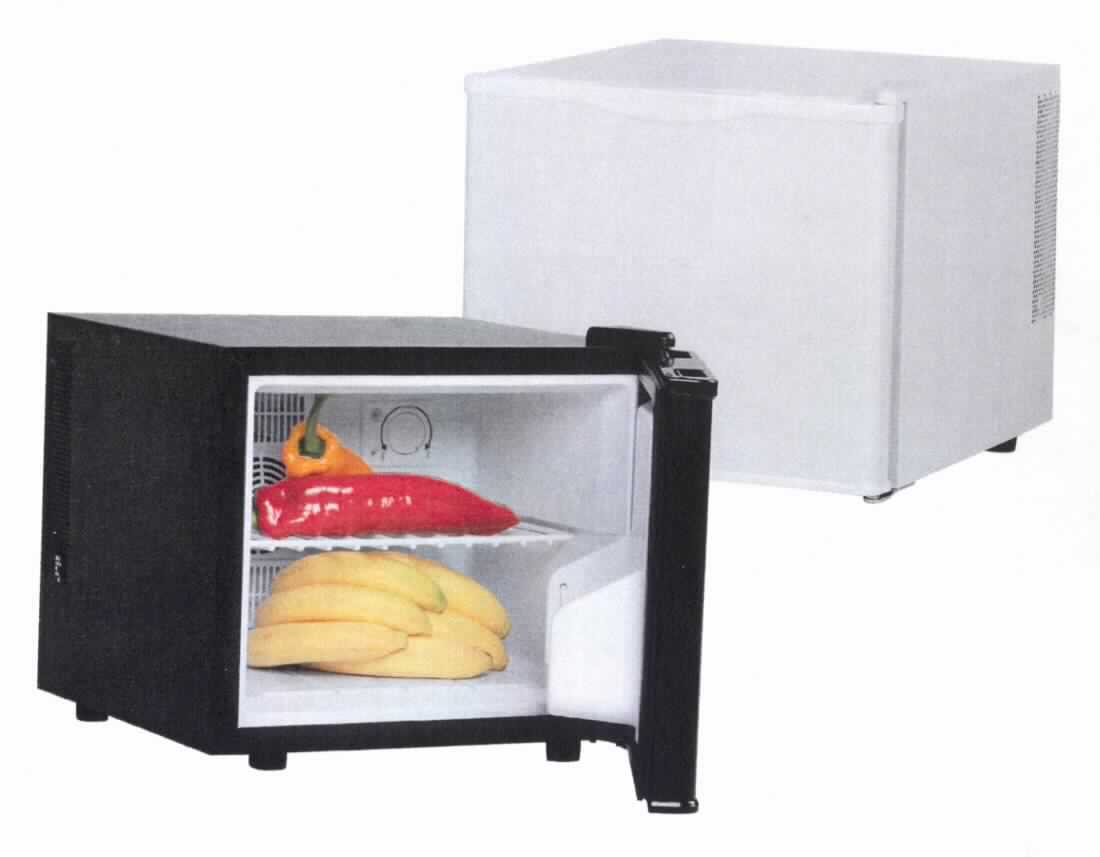 Minikühlschrank 
- aus einem Gehäuse (Abmessung H x B x T von ca. 34,0 x 39,0 x 42,0 cm) 
  mit Peltier-Kühltechnik, nach vorne zu öffnender, doppelt isolierter Tür, 
  zwei Fächern, einem ausziehbaren Metallschub und mit einer Lagerkapazität 
  von 17 Liter (Abbildung siehe Anlage), 
- in verschiedenen Farben lieferbar,
- zum Kühlen von Lebensmitteln im Haushalt.

"Kühlschrank, Haushaltskühlschrank, kein Kompressorkühlschrank, nicht mit teilfluorierten Kohlenwasserstoffen (HFKW) vorbefüllt - sog. Minikühlschrank"