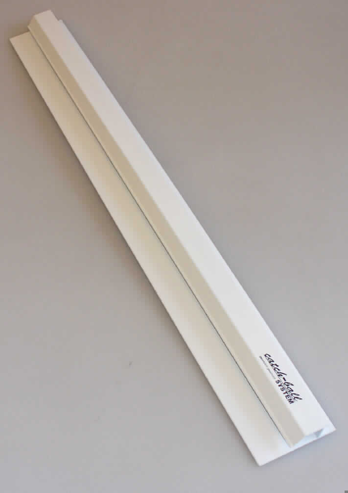 Bei dem sog. "Infoboard" handelt es sich um eine Leiste aus Kunststoff im Sinne der Anmerkung 1 zu Kapitel 39.

Die ca. 60 cm oder 100 cm lange Leiste ist wie folgt aufgebaut und ausgestattet 
- Oberkante geschlossen, mit eingearbeiteter Schiene (integrierte Stiftablage) 
-- an den Enden mit Stoppern aus Kunststoff 
-- mit drei Löchern zur Wandmontage (ohne weiteres Befestigungsmaterial)
- Unterseite offen, um Papier einzustecken
- über die gesamte Länge eingearbeiteter Hohlraum, in dem sich Glasperlen befinden, 
  um das eingeschobene  Papier zu halten
- drei selbstklebende, durch Folie abgedeckte Klebepads auf der Rückseite, zur 
  Befestigung der Leiste an glatten Oberflächen
- bedruckte Vorderseite.

Das "Infoboard" ist in einem Polybeutel mit einer Banderole aus Pappe für den Einzelverkauf aufgemacht.

Das Erzeugnis dient der Halterung von Papier und wird aufgrund seiner vielseitigen Einsatzmöglichkeiten z.B. in der Schule, im Büro, zu Hause, im Werkraum und in der Gastronomie nicht vom Warenkreis der Unterposition (KN) 3926 1000 erfasst.

Die Ware ist zur dauerhaften Befestigung an Wänden, Türen oder Möbeln vorgesehen. 
Da die Unterpositionen (KN) 3925 9010 und 3926 3000 gleichermaßen in Betracht kommen, erfolgt die Einreihung gemäß der Allgemeinen Vorschrift AV 3 c) in die zuletzt genannte Position.

Derartige Waren werden zolltariflich als "andere Waren aus Kunststoff, Beschläge für Möbel" in die Unterposition (TARIC) 3926 3000 00 eingereiht.