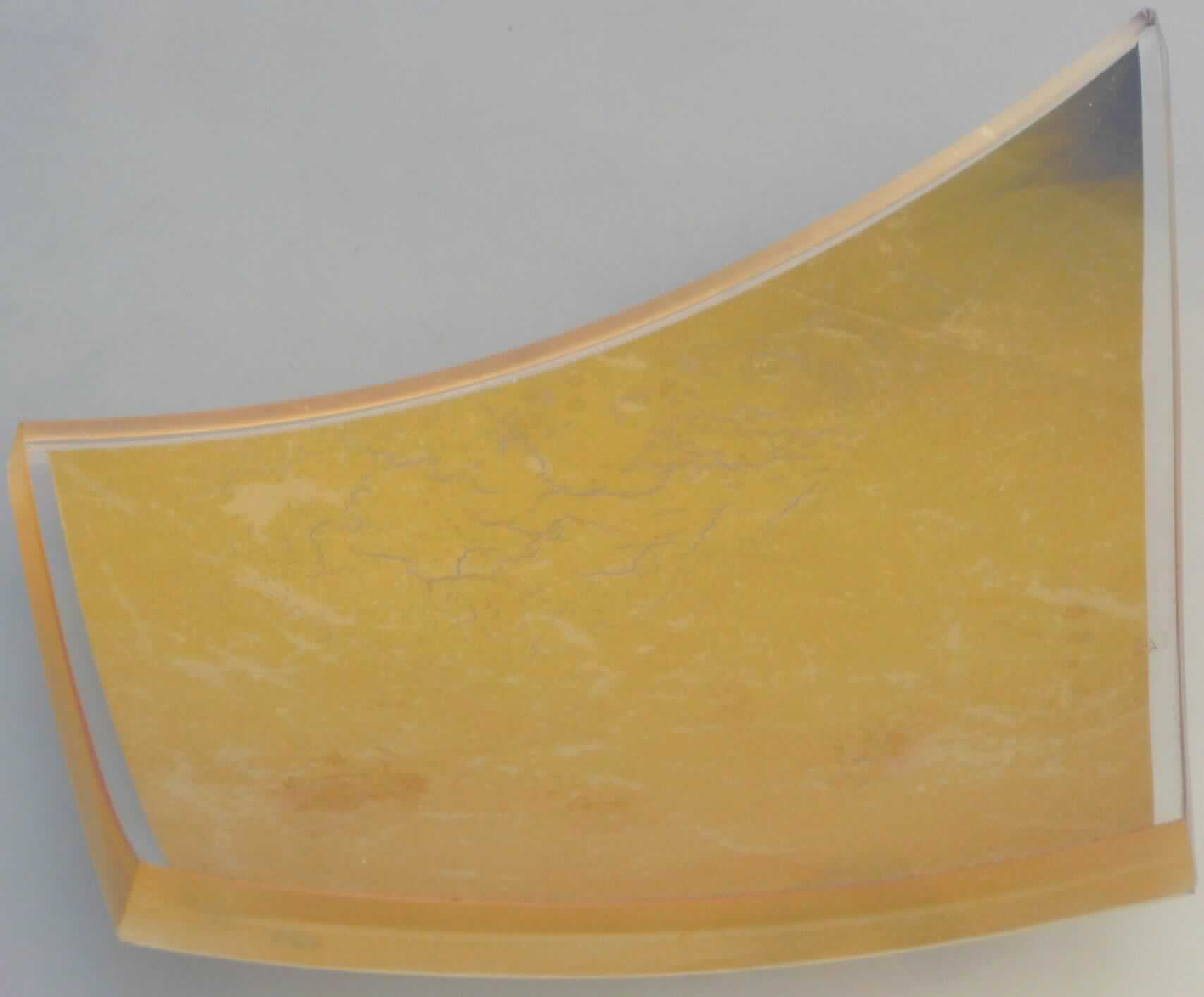 Es handelt sich um leicht gewölbte Schalen in Form eines Drachenviereckes, bestehend aus zwei an den Rändern miteinander verschmolzenen Glasplatten, zwischen die eine Folie aus Blattgold eingelegt ist.
Abmessungen: etwa 21 cm x 15 cm (max. Länge x max. Breite). 
Die Erzeugnisse sind zur Dekoration bestimmt und zur Aufnahme von kleineren Gegenständen geeignet.
-Materialangaben laut Antragsteller-

Abbildung siehe Anlage.

Derartige Erzeugnisse gehören als "andere Waren aus Edelmetallen" zur Codenummer 7115 9000 00 0 des Zolltarifs.