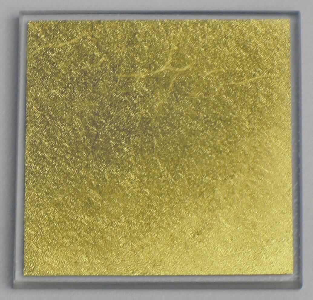Es handelt sich um quadratische Erzeugnisse, bestehend aus zwei an den Rändern miteinander verschmolzenen Glasplatten, zwischen die eine Folie aus Blattgold eingelegt ist.
Abmessungen: etwa 45,2 mm x 3,8 mm (Länge x Dicke). 
Die Erzeugnisse sind als Fassadenelemente im Innen- und Außenbereich zur Dekoration bestimmt.
-Materialangaben laut Antragsteller-

Abbildung siehe Anlage.

Derartige Erzeugnisse gehören als "andere Waren aus Edelmetallen" zur Codenummer 7115 9000 00 0 des Zolltarifs.