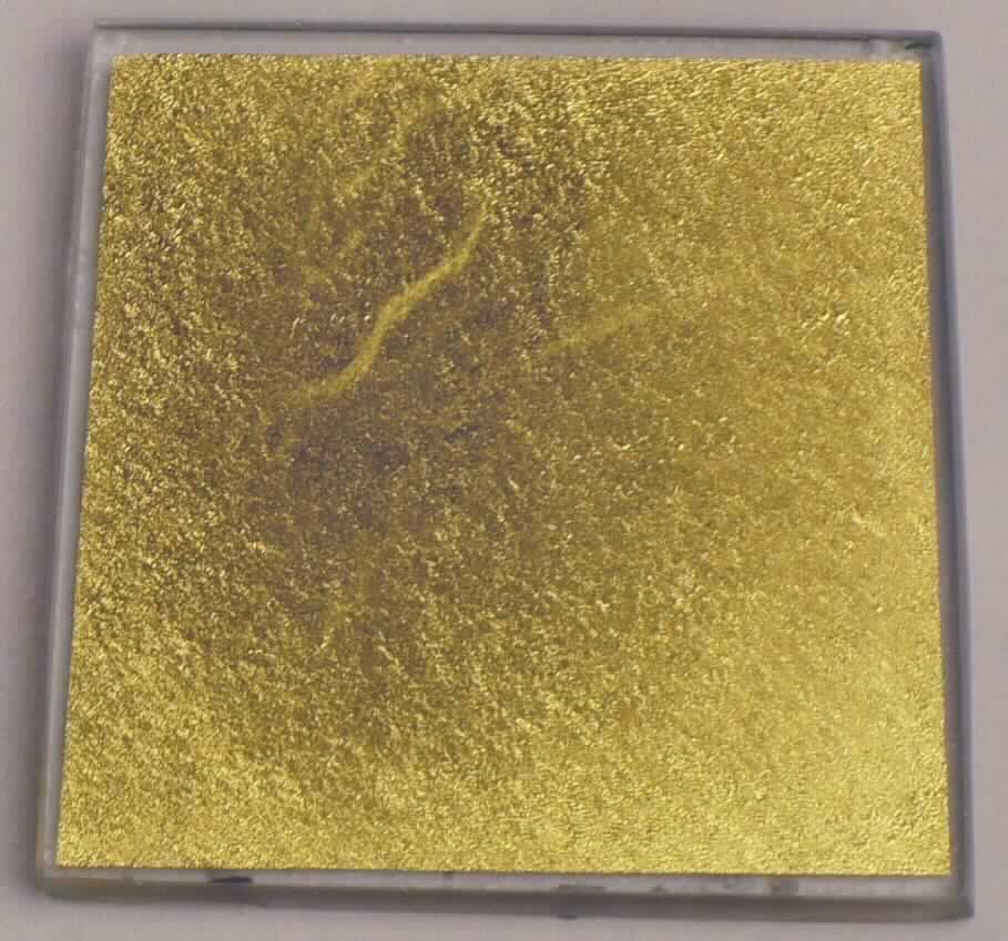 Es handelt sich um trapezförmige Erzeugnisse, bestehend aus zwei an den Rändern miteinander verschmolzenen Glasplatten, zwischen die eine Folie aus Blattgold eingelegt ist.
Abmessungen: etwa 45,2 mm x 46,1 mm x 4 mm (max. Länge x max. Breite x Dicke). 
Die Erzeugnisse sind als Dekorationsfliesen im Innen- und Außenbereich bestimmt.
-Materialangaben laut Antragsteller-

Abbildung siehe Anlage.

Derartige Erzeugnisse gehören als "andere Waren aus Edelmetallen" zur Codenummer 7115 9000 00 0 des Zolltarifs.
