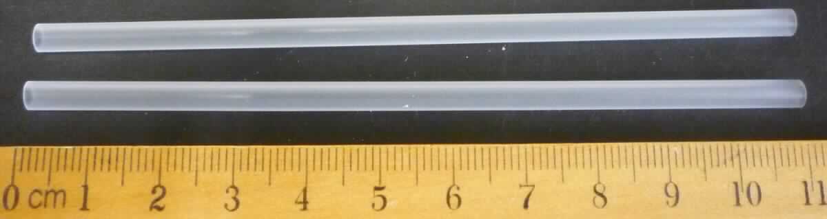 Angaben des Antragstellers:
Nach den Angaben des Antragstellers handelt es sich bei dem Erzeugnis um ein Kunststoffrohr, welches als Mine in einen Kugelschreiber eingesetzt wird (Länge: 112 mm; Durchmesser: 4 mm).
Material: Polypropylen

Feststellungen an einem Warenmuster:
Es wurden zwei farblose, transparente, leicht trübe, nahtlose, nicht weiter bearbeitete, nicht biegsame Kunststoffrohre vorgelegt (Länge: ca. 113 mm; Durchmesser: ca. 4 mm).

Befund:
Es liegen nicht biegsame Rohre aus Polypropylen im Sinne der Position (HS) 3917 vor.