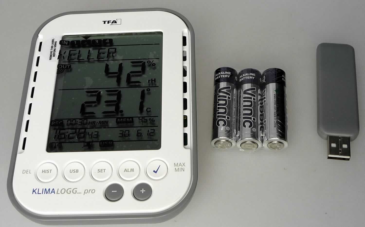 "KlimaLogg Pro Thermo-Hygro-Station" (Kat.-Nr. 30.3039.IT), in Form einer Warenzusammenstellung in Aufmachung für den Einzelverkauf, im Wesentlichen bestehend aus
- einer zusammengesetzten Ware (charakterbestimmender Bestandteil der Warenzusammenstellung in Bezug auf die Verwendung), in Form eines elektronischen Gerätes in einem Kunststoffgehäuse mit den Abmessungen 95 mm x 130 mm x 22 mm (B x H x T), mit LCD-Anzeige, mit einem aufklappbaren Batteriefach, sieben Bedienelementen in Form von Drucktastknöpfen und Aufhängevorrichtung auf der Rückseite des Gehäuses, mit folgenden Funktionen/Anzeigemodi:
-- Thermometer, Hygrometer, Uhrzeit, Alarm/Wecker, Datum (Kombination aus Thermometer und Hygrometer ist der charakterbestimmende Bestandteil der zusammengesetzten Ware in Bezug auf die Verwendung) und
- einem USB-Funktransreceiver (zur Übermittlung der Wetterdaten auf einen PC, PC nicht Gegenstand dieser vZTA-Entscheidung).
Die Bestandteile sind mit drei noch einzulegenden Batterien (AA, 1,5 Volt) in einer Aufmachung für den Einzelverkauf verpackt und dienen gemeinsam dem Zweck einer optimalen Raumklimaüberwachung.
Die Ware wird als "kombiniertes elektronisches Thermo-Hygrometer, nicht erfasst von den Codenummern 9025 8040 10 0 bis 90 25 8040 50 0" eingereiht.
