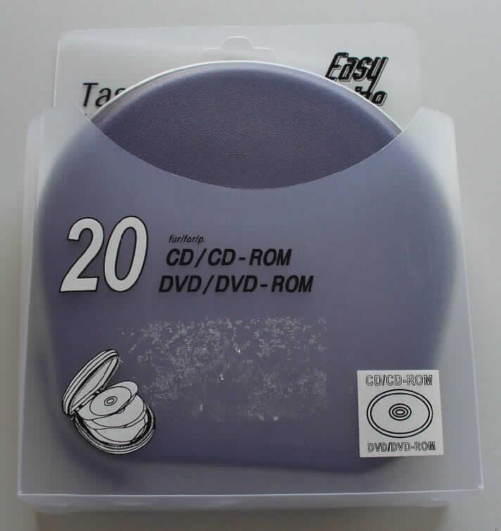 Etwa 155 x 149 x 45 mm großes, aufklappbares Behältnis, sog. CD-Case, hergestellt aus zwei Halbschalen aus formgepresstem Kunststoff im Sinne der Anmerkung 1 zu Kapitel 39.   
Das mit einem an drei Seiten umlaufenden Reißverschluss ausgestattete Erzeugnis ist im
Inneren, zur Aufnahme von max. 20 CD's/CD-ROM's/DVDs/DVD - Rom`s, mit 10 eingehefteten Einsteckhüllen aus klarsichtiger Kunststofffolie mit Vliesstoffmittellage versehen. Derartige Waren dienen zur Aufbewahrung und dem Transport von handelsüblichen CD's und CD-ROM`s.
Die Ware ist in einer milchig - transparenten Kunststoffverpackung aufgemacht.