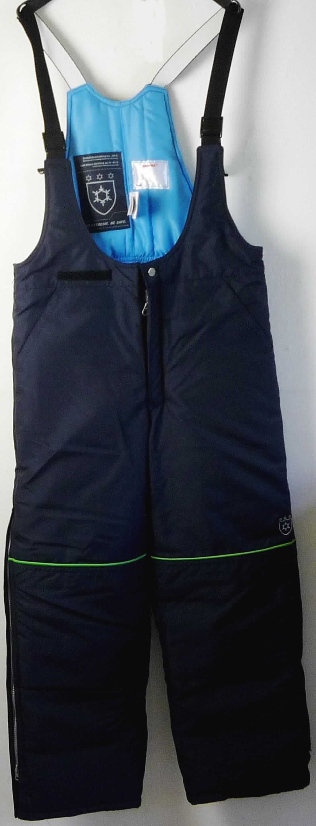 Latzhose, sog. Hose, Artikel 01183 2K010 000, Größe 50 - 52, Foto siehe Anlage,
- aus ca. 0,5 mm dicken, strapazierfähigen, einfarbigen Geweben aus laut Antrag 100 % Polyamid (synthetische 
  Chemiefasern), 
- durchgehend (wattiert) gefüttert,
- mit Rückenlatz, mit längenverstellbaren Trägern,
- mit einem teilweise elastischen Taillenbund,
- vorn mit einer Öffnung mit Reißverschluss und einer überlappenden Patte mit Knopfverschluss von links 
  über rechts  (Männerkleidung), 
- vorn mit zwei offenen Eingriffstaschen,
- vorn im Bereich der Knie mit aufgesetzten "Einschubtaschen" zum Einschieben von Kniepolstern, 
- mit knöchellangen Hosenbeinen; an den Seiten mit einer durchgehenden Öffnung mit Reiß- und Druckknopf-
  verschluss; an den Abschlüssen durch Umschlagen und Festnähen gesäumt,
- oberhalb der Knie mit kontrastfarbenen Paspeln,
- dient laut Antrag als Tiefkühlbekleidung bis -49°C,
- lässt aufgrund des allgemeinen Aussehens (einfacher, zweckbestimmter Schnitt), des strapazierfähigen Materials
  und der Ausstattung erkennen, dass sie dazu bestimmt ist, ausschließlich oder hauptsächlich zum (körperlichen
  oder hygienischen) Schutz anderer Kleidungsstücke und/oder Personen bei Ausübung einer Gewerbe- oder 
  Berufstätigkeit (z. B. in Kühlhäusern) getragen zu werden.

"Latzhose, aus Geweben, für Männer, aus synthetischen Chemiefasern, Arbeits- und Berufskleidung"