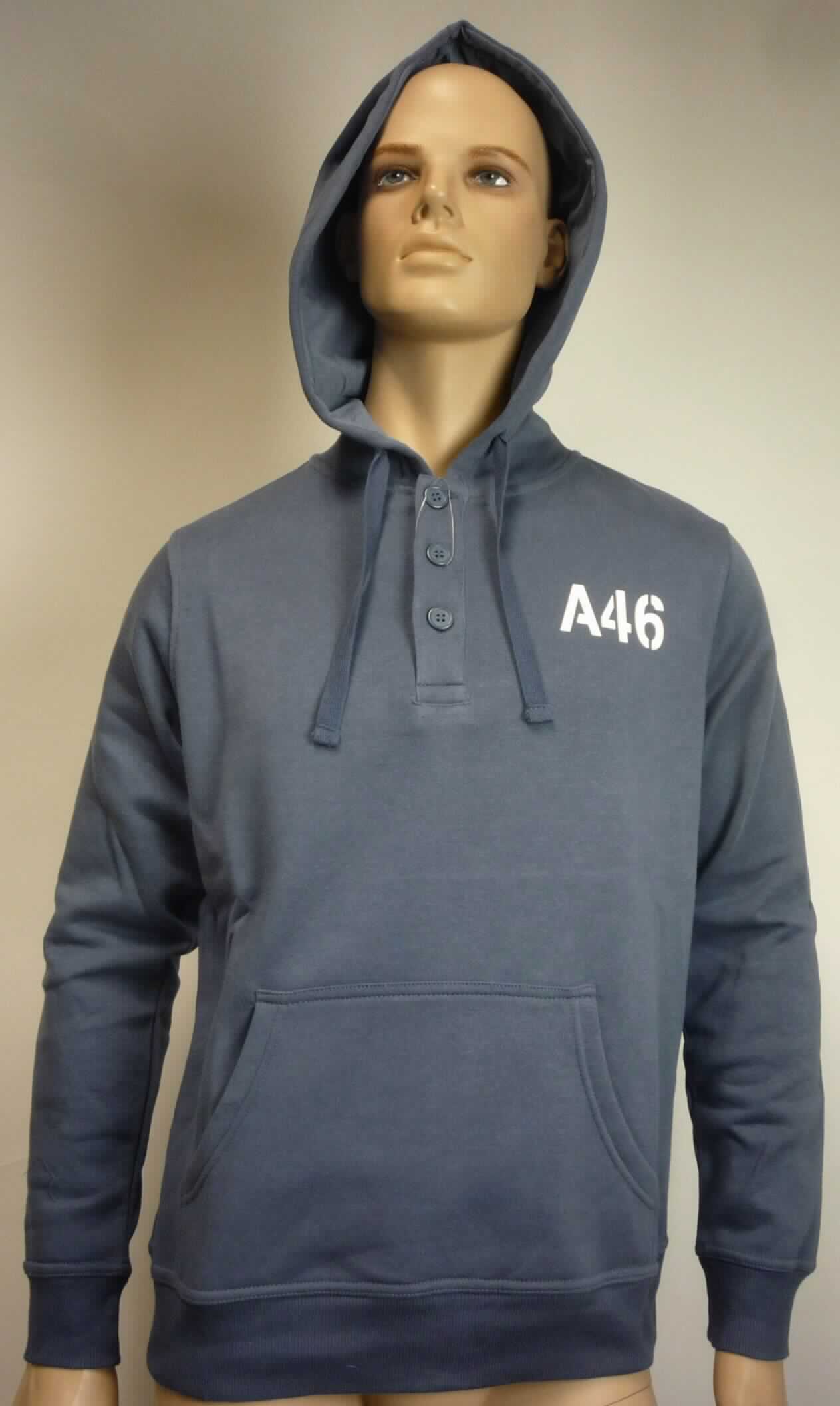 Blouson, sog. Herren Sweatshirt, Art. 169272, Größe S, Foto siehe Anlage,
- aus ca. 1,7 mm dicken, einfarbigen, auf der Innenseite gerauten Gewirken aus laut Antrag 80 % Baumwolle und
  20 % Polyester (synthetische Chemiefasern,
- über die Taille reichend (Rückenlänge: ca. 68 cm),
- mit Kapuze, 
- vorn mit einer nicht durchgehenden Öffnung mit Knopfverschluss von links über rechts (Männerkleidung),
- mit langen Ärmeln, die über den unteren Rand des Kleidungsstücks hinausreichen; an den Ärmelenden mit 
  angesetzten, gerippt gewirkten, verengenden Bündchen,
- im Bereich der Brust mit einem aufgedruckten Schriftzug,
- mit einer aufgesetzten, offenen Tasche (sog. Känguru-Tasche) unterhalb der Taille,
- am unteren Rand mit einem angesetzten, gerippt gewirkten, verengenden Bund,
- erfüllt die Merkmale zur Einreihung als Blouson, somit kein Pullover.

"Blouson, aus Gewirken, für Männer, aus Baumwolle"