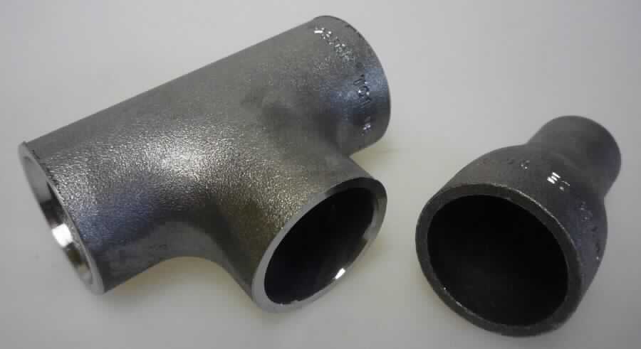 Fittings zum Stumpfschweißen

Bei der Ware handelt es sich um schwarze, metallische, konzentrische Hohlkörper aus anderem als nicht rostendem Stahl. Die Erzeugnisse liegen z.B. in Form eines T-Stücks oder eines Reduzierstücks vor und dienen zum Verbinden von Rohren (bis DN 600). Der Anschluss erfolgt ausschließlich durch Stumpfschweißen.

Die Abmessungen für den Außendurchmesser betragen zwischen min. 21,3 mm und max. 508 mm. 
Die Erzeugnisse werden nicht aus Taiwan, Indonesien, Sri Lanka oder den Philippinen versandt. 

Die Ware ist nach ihrer Beschaffenheit als andere Rohrverbindungsstücke zum Stumpfschweißen, mit einem größten äußeren Durchmesser von 609,6 mm oder weniger in den TARIC-Code 7307 9319 99 einzureihen.