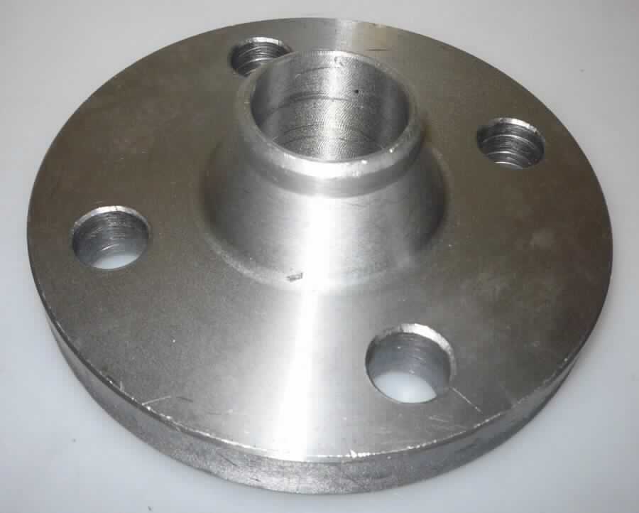 Flansche aus Stahl

Bei der Ware handelt es sich um metallische Erzeugnisse mit einer Durchlassvorrichtung für den Anschluss von Rohren, sowie mehreren Bohrungen für Befestigungszwecke. Die Erzeugnisse dienen zum Verbinden von Rohren mit Nenndurchmessern von DN10 - DN 2000 bzw. DN 2000 - DN 4000 (DIN 2633, EN 1092-1). Die Ware besteht nach den Angaben aus anderem als nicht rostendem Stahl.  

Die Ware ist nach ihrer Beschaffenheit als Rohrverbindungsstück aus anderem als nicht rostendem Stahl, Flansch, in den TARIC-Code  7307 9100 90 einzureihen.