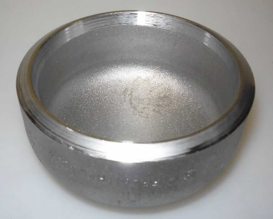 Fittings zum Stumpfschweißen

Bei der Ware handelt es sich um schwarze, metallische, konzentrische Hohlkörper aus anderem als nicht rostendem Stahl. Die Erzeugnisse liegen z.B. in Form von Verschlusskappen zum Verschließen von Rohren (bis DN 600) vor. Der Anschluss erfolgt ausschließlich durch Stumpfschweißen.

Die Abmessungen für den Außendurchmesser betragen zwischen min. 21,3 mm und max. 609,6 mm. 
Die Erzeugnisse werden nicht aus Taiwan, Indonesien, Sri Lanka oder den Philippinen versandt. 

Die Ware ist nach ihrer Beschaffenheit als andere Rohrverschlussstücke zum Stumpfschweißen, mit einem größten äußeren Durchmesser von 609,6 mm oder weniger in den TARIC-Code 7307 9319 99 einzureihen.