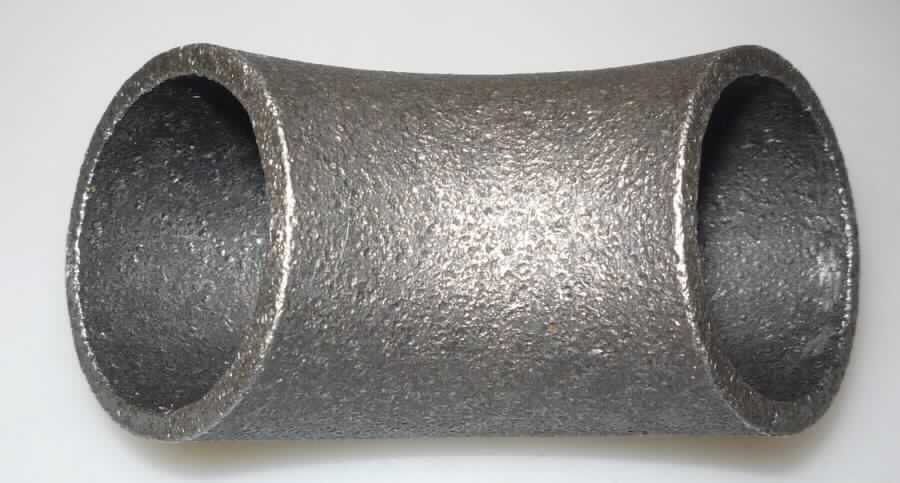 Bogen und Winkel aus Stahl

Bei der Ware handelt es sich um metallische, konzentrische Hohlerzeugnisse in Form eines Bogens bzw. Winkels mit einem Winkel von 30°, 45°, 90° oder 180°. 
Die Erzeugnisse bestehen nach den Angaben aus anderem als nicht rostendem Stahl und dienen zum Verbinden von Rohren mit Nennweiten von minimal 1/2" bis 24" entsprechend einem Außendurchmesser von min. 21,3 mm bis max. 609,6 mm. Der Anschluss erfolgt ausschließlich durch Stumpfschweißen. 
Die Erzeugnisse werden nicht aus Taiwan, Indonesien, Sri Lanka oder den Philippinen versandt.

Die Ware ist nach ihrer Beschaffenheit als andere Bogen und Winkel, mit einem größten äußeren Durchmesser von 609,6 mm oder weniger, zum Stumpfschweißen in den TARIC-Code 7307 9311 99 einzureihen.
