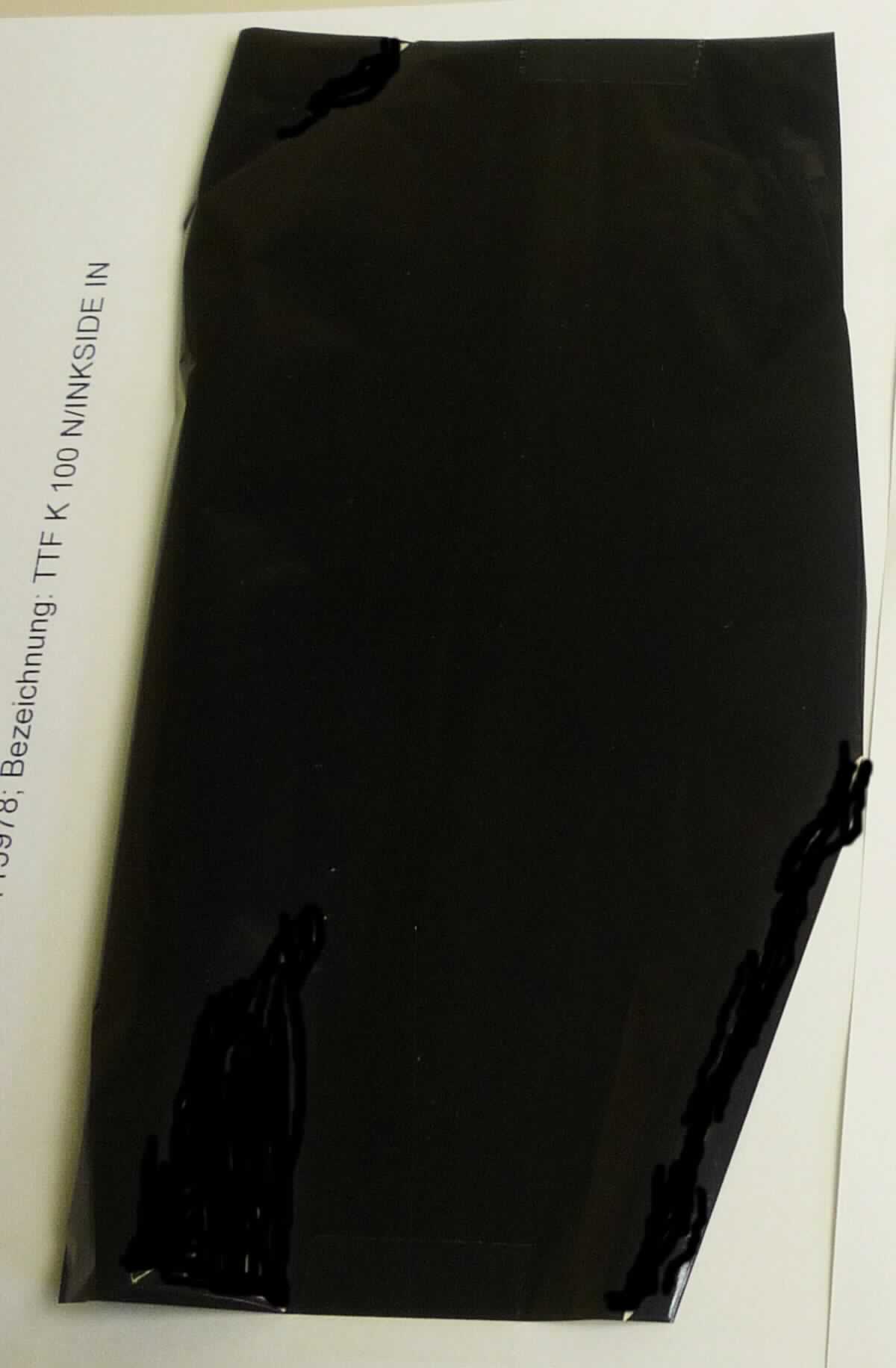 Es handelt sich um ein Farbband in Form eines Thermotransferbandes, im Wesentlichen bestehend aus einer Kunststofffolie, die einseitig mit auf Polyesterharz basierenden schwarzen Farbpigmenten beschichtet ist. Das konfektionierte Farbband ist maschinenspezifisch einsatzbereit und wird direkt in Druckern zum Bedrucken von Papieretiketten mittels Thermotransferverfahren verwendet.

Die Ware ist als "schreibmaschinenähnliches Band, für Abdrucke präpariert, Farbband aus Kunststoff, kein Farbband der Unterposition (TARIC) 9612 1010 10" einzureihen.