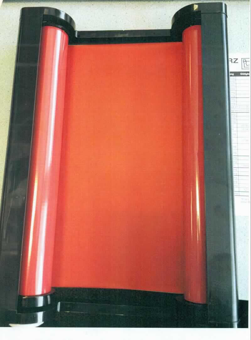 Es handelt sich gemäß Antragsangaben um ein einsatzbereit (maschinenspezifisch) konfektioniertes, in eine Kassette eingesetztes Folienband in Form von Thermotransferfolie, einer Kunststofffolie, die einseitig mit auf Polyesterharz basierenden, roten Farbpigmenten beschichtet ist. 

Das Erzeugnis wird in sog. in TTF-Druckern beim Thermotransferdruck verwendet. Die Farbe wird thermisch durch das Erhitzen der einzelnen Dots (Heizpunkte) des Thermodruckkopfes auf das zu bedruckende Material  übertragen.

Das Erzeugnis ist als "schreibmaschinenähnliches Band, für Abdrucke präpariert, in einer Kassette, Farbband aus Kunststoff, kein Farbband der Unterposition (TARIC) 9612 1010 10" einzureihen.