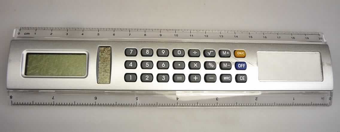 Taschenrechner, in Form einer zusammengesetzten Ware aus Lineal und Taschenrechner (charakterbestimmend im Hinblick auf Wert und Verwendung). Das Gerät besteht im Wesentlichen aus Rechenmaschine mit Rechen- und Speicherwerk, LCD-Anzeige, Bedienfeld mit Ziffern- und Funktionstasten sowie Solarzellen in einem 20 cm langen Kunststoffgehäuse mit Linealen an den Längsseiten mit Zentimeter- bzw. Inch-Maßeinteilung. Es dient zur Durchführung der Grundrechenarten, Prozent- und Wurzelberechnung sowie und zur Verwendung als Lineal.

Die Ware wird als "elektronische Rechenmaschine, die ohne externe Energiequelle betrieben werden kann" eingereiht.

Anlage: 1 Abbildung