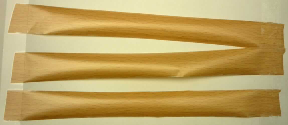Bei der als "Polyesterfolie" bezeichneten Ware handelt es sich nach den Angaben der Antragstellerin um eine Polyesterfolie als Trägerfilm, die mit einer Ablöseschicht, einer mit Holzmaserung versehenen Lackschicht (Dekorschicht) und einer Heißklebeschicht versehen ist. Durch Wärme und Druck lässt sich die Dekorschicht auf einen anderen Träger übertragen.

Derartige Waren gehören als "Abziehbilder aller Art, nicht verglasbar" zur Codenummer 4908 9000 00 des Integrierten Zolltarifs der EG (TARIC).