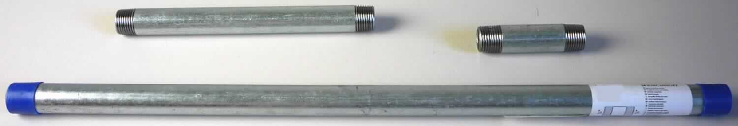 Gewinderohre aus Stahl

Bei der Ware handelt es sich um Hohlerzeugnisse aus nicht legiertem Stahl mit kreisförmigem Querschnitt, wobei die Länge den äußeren Durchmesser um mindestens das Zweifache überschreitet (Rohr). Die Oberfläche ist verzinkt und innen weisen die Erzeugnisse eine erkennbare Schweißnaht auf. Die Länge beträgt 80 mm, 200 mm oder 500 mm, der Außendurchmesser beträgt ca. 21,3 mm und die Wandstärke ca. 2,65 mm. Beide Enden sind mit 1/2"-Gewinde versehen. Die Erzeugnisse sind nach DIN 2982 gefertigt. Die Abmessungen sind in Übereinstimmung mit den Normen ISO 65 / DIN 2440 über Gewinderohre.

Die Ware ist aufgrund ihrer Beschaffenheit als geschweißte Rohre aus nichtlegiertem Stahl, mit kreisförmigem Querschnitt, hier verzinkte Gewinderohre, mit einem Durchmesser von 168,3 mm oder weniger in die Codenummer 7306 3041 20 0 des Zolltarifs einzureihen.