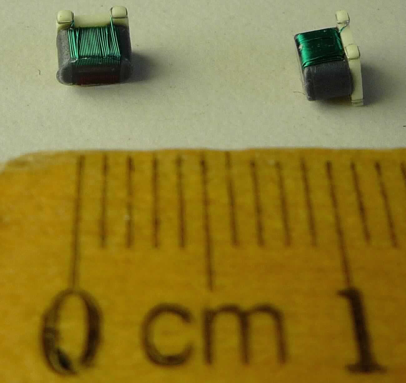 Transformator, sog. "Pulse Transformer", 
- aus zwei induktiv gekoppelten Drahtwicklungen auf einem gemeinsamen Ferritkern in einem 
  Gehäuse mit vier Anschlüssen,
- mit einer Leistung von weniger als 1 kVA,
- zum Einbau in verschiedene Geräte bestimmt.

Die Ware ist als "elektrischer Transformator, kein Transformator mit Flüssigkeitsisolation, mit einer Leistung von 1 kVA oder weniger, kein Messwandler, nicht für zivile Luftfahrzeuge, nicht von den Taric-Unterpositionen 8504 3180 10 bis 8504 3180 40 erfasst" einzureihen.