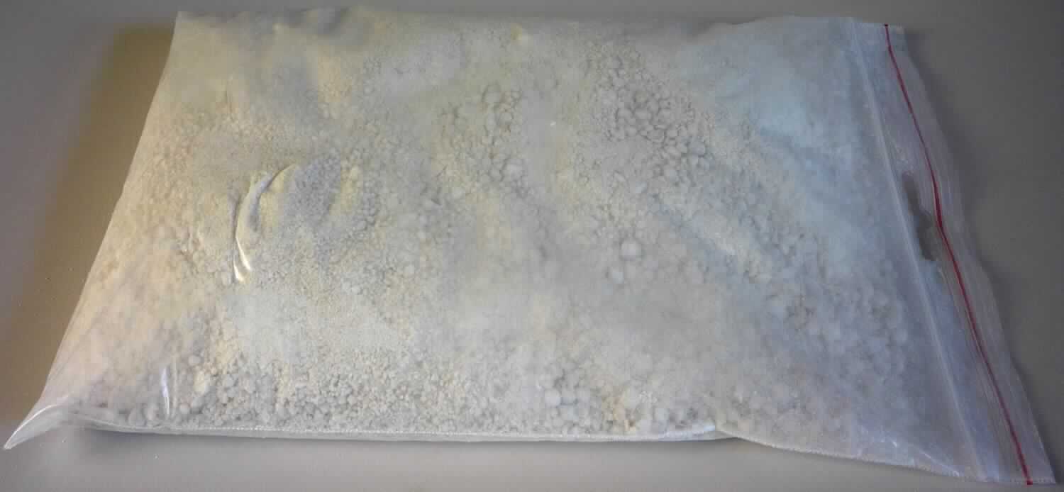 Calciumseifen für die Tierernährung

Antragsangaben: Bergafat CLM. Ca-Salze von mittelkettigen Palmfettsäuren, für den Einsatz in Futter.

Beschaffenheit der vorgelegten Warenprobe: beigefarbenes, feinkörniges Pulver mit unspezifischem Geruch.

Es liegt eine Zubereitung mittelkettiger Fettsäuren zur Tierfütterung in Form der sehr schlecht wasserlöslichen Calciumsalze vor.

Zubereitung von der zur Fütterung verwendeten Art, andere, einschließlich Vormischungen, keine Glucose, Glucosesirup, Maltodextrin oder Maltodextrinsirup der Unterpositionen 1702 30 50, 1702 30 90, 1702 40 90, 1702 90 50 und 2106 90 55 oder Stärke oder Milcherzeugnisse enthaltend, andere.