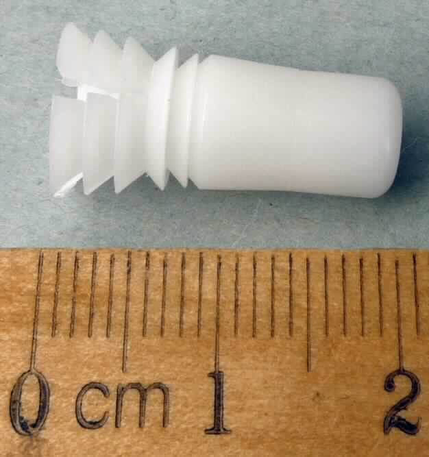 Sog. Markraum-Plug, im Wesentlichen bestehend aus einer stopfenförmigen Markraumsperre aus Polyethylen bzw. aus Polyethylen mit Zusatz von Bariumsulfat mit einer Länge von ca. 20 mm und einem Durchmesser von ca. 7 mm am geschlossenen  und ca. 10 mm am offenen Ende. Die Markraumsperre weist eine konische Form auf, hat eine zentrale Bohrung und ist zum offenen Ende hin lamellenartig geformt und mit vier Schlitzen versehen. 
Zur äußeren Form siehe Abbildung in der Anlage. 
Die Vorrichtung wird in die Markhöhle des Knochens eingesetzt und dient beim Einzementieren von Prothesen dem dauerhaften Verschluss des Markraumes, um ein unerwünschtes Ausbreiten des Knochenzements zu verhindern. 
Die Ware ist steril in einer Plastikschachtel und einem Pappkarton verpackt. 
Sie wird als " Zubehör, erkennbar hauptsächlich für künstliche Gelenke von Menschen" eingereiht.