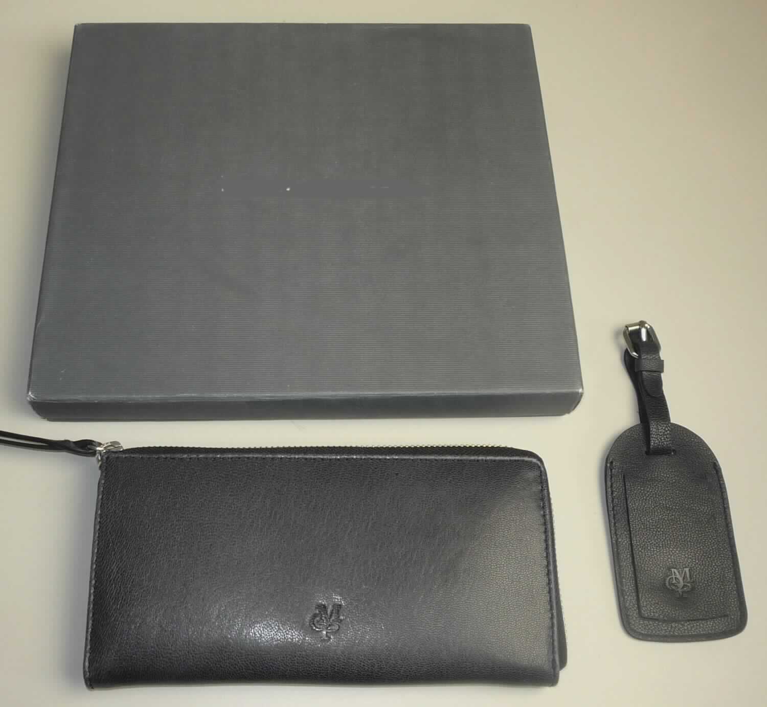 Zweiteilige Zusammenstellung, bestehend aus einer Geldbörse und einer anderen Ware aus Leder (Gepäckanhänger), sog. Geschenke Set, Foto siehe Anlage,
- in Aufmachung für den Einzelverkauf (in einer Schachtel aus Pappe gemeinsam verpackt),
- die Waren dienen weder der Befriedigung eines speziellen Bedarfs noch der Ausübung einer bestimmten
  Tätigkeit und stellen keine Warenzusammenstellung im Sinne der AV 3 b) dar; somit sind die Waren getrennt
  einzureihen,
- Geldbörse:
- - mit einer Außenseite aus lt. Antrag Leder,
- - in den Abmessungen: ca. 19 cm (Breite) x 2 cm (Tiefe) x 10 cm (Höhe),
- - mit einem an drei Seiten umlaufenden Reißverschluss,
- - mit Scheinfächern, Einsteckfächern für Kredit- und Visitenkarten und einem Münzfach mit
    Reißverschluss (als Zwischensteg),
- - gefüttert,
- - ohne Hinweise auf Handarbeit.

"Geldbörse, Taschen- oder Handtaschenartikel, mit Außenseite aus Leder, nicht handgearbeitet"