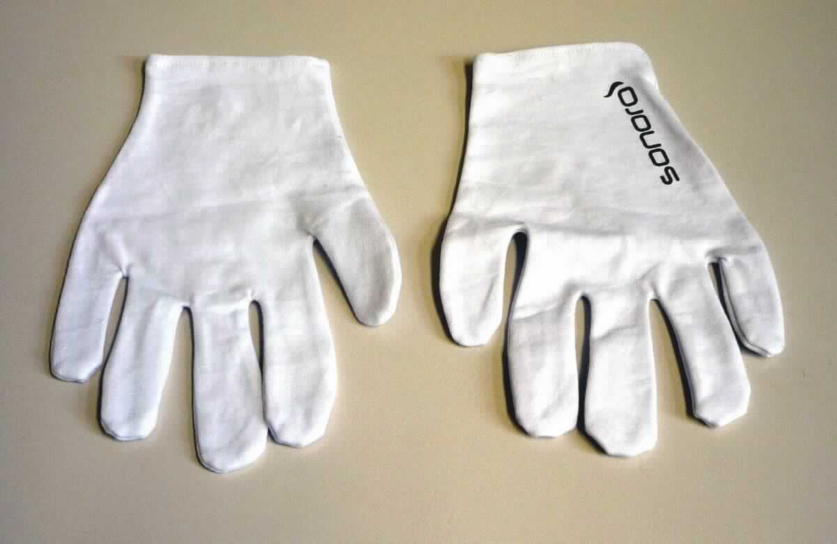 Fingerhandschuhe, sog. weiße Handschuhe, in Erwachsenengröße, Foto siehe Anlage,
- als Fünffingerhandschuhe gearbeitet,
- aus ca. 0,7 mm dicken, einfarbigen Gewirken aus laut Antrag 100 % Baumwolle,
- mit einem aufgedruckten Markennamen,
- am unteren Rand durch Umschlagen und Festnähen gesäumt.

"Fingerhandschuhe, aus Gewirken, andere als in der Unterposition 6116 10 genannte, aus Baumwolle"