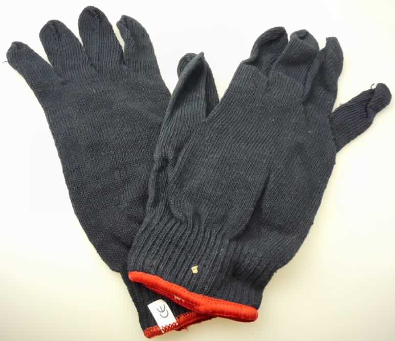 Fingerhandschuhe, sog. 5-Finger Strickhandschuhe, Art.Nr. HS16602, Größe L, Foto siehe Anlage,
- als Fünffingerhandschuhe gearbeitet,
- aus ca. 1,6 mm dicken, einfarbigen Gewirken aus laut Antrag 100 % Baumwolle,
- am unteren Rand mit kontrastfarbenen Überwendlichnähten gesäumt.

"Fingerhandschuhe, aus Gewirken, andere als in der Unterposition 6116 10 genannte, aus Baumwolle"