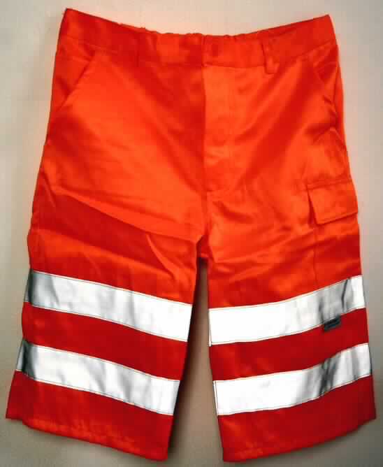 Kurze Hose, sog. Warnschutz-Short, Artikel WSS, Größe 44, Foto siehe Anlage,
- aus etwa 0,5 mm dicken, orangefarbenen Geweben aus laut Antrag 80% Polyester (synthetische Chemiefasern)
  und 20% Baumwolle,
- in der Taille abschließend; mit einem angesetzten, teilweise elastischen Bund mit Gürtelschlaufen,
- vorn mit einer Öffnung mit Knopfverschluss und Patte von links über rechts (Männerkleidung), 
- vorn mit zwei Eingrifftaschen, mit zwei Gesäßtaschen sowie mit einer Seitentasche,
- mit kurzen Hosenbeinen, die nicht die Knie bedecken (Seitenlänge: etwa 60 cm); jeweils mit zwei aufgesetzten,
  umlaufenden, reflektierenden Streifen,
- an den Beinabschlüssen durch Umschlagen und Festnähen gesäumt.

"Kurze Hose, aus Geweben, für Männer, aus synthetischen Chemiefasern"