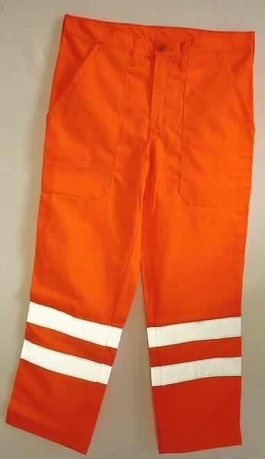 Lange Hose, sog. Warnschutz-Bundhose, leuchtorange, Artikel WHS50, Größe 44, Foto siehe Anlage,
- aus etwa 0,5 mm dicken, orangefarbenen Geweben aus laut Antrag 50% Polyester (synthetische Chemiefasern)
  und 50% Baumwolle,
- in der Taille abschließend; mit einem angesetzten Bund mit Gürtelschlaufen,
- vorn mit einer Öffnung mit Reißverschluss und Patte von links über rechts (Männerkleidung); am Taillenbund mit
  einem Knopfverschluss,
- mit augesetzten, nicht gefütterten Taschen,
-- vorn mit zwei Eingrifftaschen,
-- mit einer Gesäßtasche,
-- an der Seite mit einer Zollstocktasche,
- mit knöchellangen Hosenbeinen; jeweils mit zwei aufgesetzten, umlaufenden, reflektierenden Streifen,
- an den Beinabschlüssen durch Umschlagen und Festnähen gesäumt,
- aufgrund der Ausstattung erkennbar dazu bestimmt, zum Schutz der Person bei der Ausübung einer beruflichen 
  Tätigkeit getragen zu werden.

"Lange Hose, aus Geweben, für Männer, aus synthetischen Chemiefasern, Arbeits- und Berufskleidung"