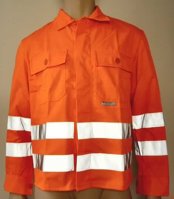 Jacke, sog. Warnschutz-Jacke, leuchtorange, Artikel WJS50, Größe 44, Foto siehe Anlage,
- aus etwa 0,5 mm dicken, orangefarbenen Geweben aus laut Antrag 50% Polyester (synthetische Chemiefasern)
  und 50% Baumwolle,
- über die Taille reichend (Rückenlänge 66 cm),
- mit einem Umlegekragen,
- vorn mit einer durchgehenden Öffnung mit Knopfverschluss und Patte von links über rechts (Männerkleidung),
- mit langen Ärmeln mit manschettenartigen Abschlüssen mit Knöpfen; jeweils mit zwei aufgesetzten, umlaufenden,
  reflektierenden Streifen,
- mit zwei aufgesetzten Brusttaschen,
- unterhalb der Taille mit zwei aufgesetzten, umlaufenden, reflektierenden Streifen,
- am unteren Rand durch Umschlagen und Festnähen gesäumt,
- weist aufgrund der Materialbeschaffenheit (feste Gewebe) eine gewisse Formstabilität und den Charakter einer 
  Jacke auf (deshalb kein Hemd der Position 6205),
- aufgrund der Ausstattung erkennbar dazu bestimmt, zum Schutz der Person bei der Ausübung einer beruflichen 
  Tätigkeit getragen zu werden.

"Jacke, aus Geweben, für Männer, aus synthetischen Chemiefasern, Arbeits- und Berufskleidung"