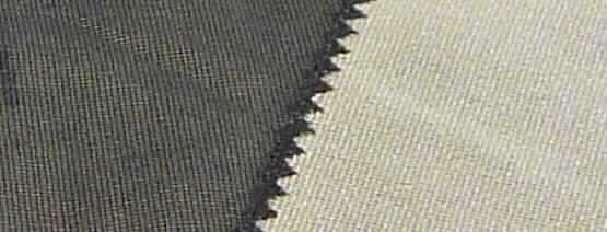 Nähgewirke, sog. PES Kettengewirke, Art. SE 6714 98, Foto siehe Anlage,
- als Meterware, laut Antrag auf Rollen mit einer Länge von 100 m,
- mit einer Breite von laut Antrag 90 cm, 150 cm bzw. 180 cm,
- in Kettenwirktechnik hergestellt (Vliesstoff mit maschenbildenden Spinnstoffgarnen), damit keine Meterware der  
  Position 5603,
- aus synthetischen Chemiefasern (laut Antrag: Polyester), 
- ohne Flor- oder Schlingenoberfläche,
- keine Elastomergarne oder Kautschukfäden enthaltend,
- bedruckt,
- keine Raschelspitze,
- nicht für Vorhänge oder Gardinen,
- einseitig im Rotationsschablonendruckverfahren mit sog. Schmelzkleberpunkten bestrichen, das Bestreichen mit 
  Kunststoff ist jedoch mit bloßen Auge nicht wahrnehmbar (damit keine Meterware der Position 5903).

"Kettengewirke, andere als solche der Positionen 6001 bis 6004, aus synthetischen Chemiefasern, bedruckt, 
 anderes als in den Unterpositionen 6005 3410 und 6005 3450 genannte"