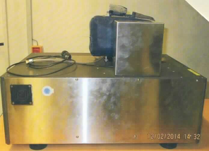 Gasuntersuchungsgerät, so genannter Antaris IGS FTIR-Spektrometer, im Wesentlichen bestehend aus einem 430 mm x 620 mm x 450 mm (B x T x H) großen Gehäuse (äußere Form: siehe Abbildung in der Anlage) in dem sich eine Strahlungsquelle, ein Strahleneingang, ein Interferometer, eine Referenzstrahlungsquelle, eine Messgaszelle und ein Strahlendetektor befinden. Das FTIR-Spektrometer dient zur Messung der Absorption verschiedener Gaskomponenten im mittleren infraroten Bereich. Anhand der Absorption lassen sich die Konzentrationen der Gaskomponenten ermitteln.
Die Ware wird als "elektronisches Gerät für physikalische oder chemische Untersuchungen von Gasen oder Rauch" eingereiht.