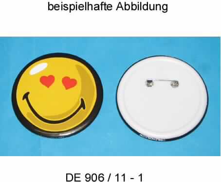 Es handelt es sich um kreisrunde Anstecker (Durchmesser: etwa 7,5 cm) mit einer Schauseite aus unedlem Metall und einer Rückseite aus Kunststoff. Die Schauseite ist jeweils mit einem "Smily" mit unterschiedichen "Gesichtszügen" versehen. Die Erzeugnisse sind mit einem Federnadelverschluss aus unedlem Metall ausgestattet.
Die Anstecker werden lt. Antragstellerangabe an Glückwünschkarten (nicht Gegenstand der vZTA) befestigt. 

Die Erzeugnisse stellen sich aufgrund ihrer objektiven Beschaffenheitsmerkmale als 
Fantasieschmuck dar; eine anderweitige Verwendung steht dieser Einreihung nicht entgegen. 

Es handelt sich um aus verschiedenen Stoffen zusammengesetzte Waren, deren Charakter im Hinblick auf die Bedeutung für die Verwendung (Schmuckwirkung) durch das unedle Metall bestimmt wird. 

Abbildung siehe Anlage.

Derartige Erzeugnisse gehören als "Fantasieschmuck aus unedlen Metall, nicht in Verbindung mit Glas" zur Codenummer 7117 1900 10 des Integrierten Zolltarifs der EG (TARIC).