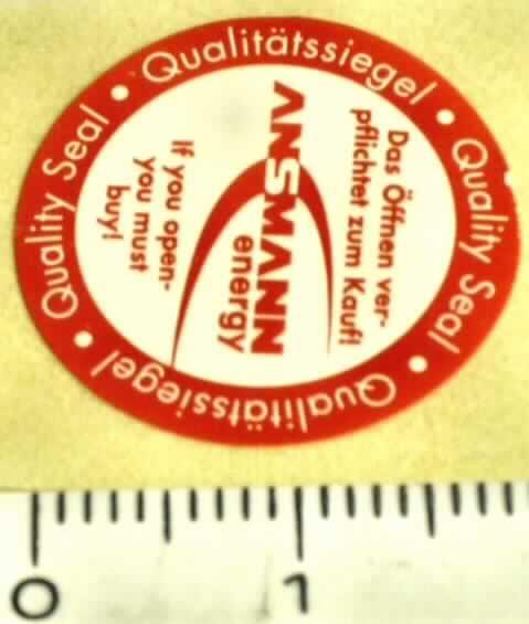 Bei der als "Etikett aus Haftpapier" bezeichneten Ware handelt es sich nach der vorgelegten Warenprobe um ein kreisrundes Etikett aus Papier (Durchmesser etwa 2,0 cm). Es ist vorderseitig im Wesentlichen mit dem Logo des Antragstellers und einem kurzen Hinweis bedruckt und umseitig mit einer Selbstklebeschicht versehen und mit einem silikoniosierten Trägerpapier abgedeckt. Die Ware ist dazu bestimmt, auf Verkaufsverpackungen geklebt zu werden. Nach den ergänzenden Angaben der Antragstellerin befindet sich die Ware zu 50 Stückeinheiten auf einem Bogen. 100 dieser Bogen sind in einen Karton verpackt.

Derartige Waren gehören als "Etiketten aus Papier, bedruckt, selbstklebend" zur Codenummer 4821 1010 00 des Integrierten Zolltarifs der EG (TARIC).