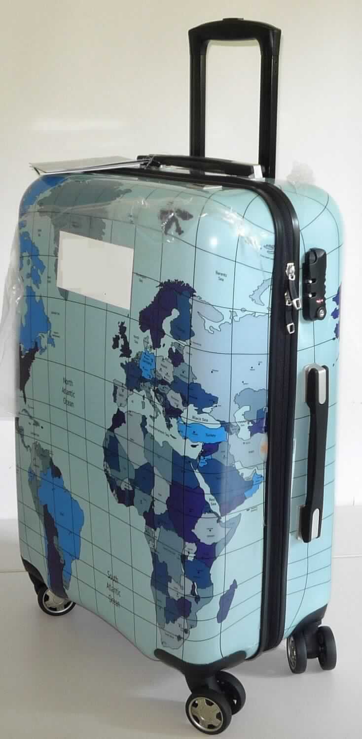 Reisekoffer, sog. Hartschalen-Reisetrolley, Art. 109551, Foto siehe Anlage,
- mit einer Außenseite aus formgepresstem Kunststoff in Form von zwei Halbschalen,
- mit einem ausziehbaren Griff zum Ziehen des Koffers auf vier Doppelrollen,
- mit jeweils einem Tragegriff an einer langen und einer kurzen Schmalseite,
- an einer langen Schmalseite mit vier Standfüßen versehen,
- mit einem Zahlenschloss ausgestattet,
- mit einem an drei Seiten umlaufenden Reißverschluss zu öffnen,
- an einer Innenseite mit zwei trapezförmigen Zuschnitten mit jeweils einem Reißverschlussfach versehen, 
  die über angenähte Bänder mit Schnappverschluss verbunden werden können sowie mit einem seitlich 
  angenähten Einsteckfach mit Reißverschluss ausgestattet,
- an der anderen Innenseite mit einer Abdeckung aus Spinnstoffgeweben mit einem dreiseitig umlaufenden 
  Reißverschluss und darunter befindlichen Kreuzpackgurten mit Schnappverschluss ausgestattet,
- mit einer Größe von ca. 42 x 26 x 66 cm,
- mit einer zur Verpackung dieser Waren üblichen, klarsichtigen, abziehbaren Kunststofffolie überzogen.

"Reisekoffer, mit Außenseite aus formgepresstem Kunststoff"