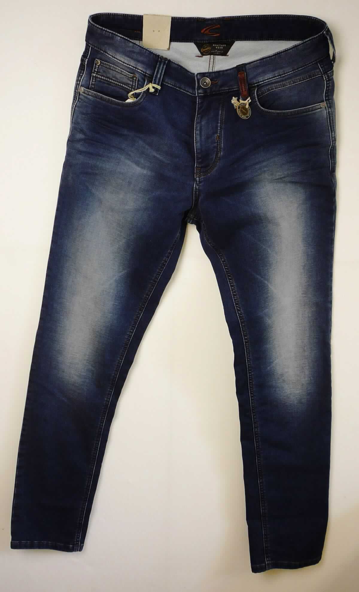 Lange Hose, Art. 488585/2X53, in Größe 52 (inch: 36/34), Foto siehe Anlage,
- aus einem ca. 1,1 mm dicken, buntgewebten Gewebe mit einem Kett- und zwei Schusssystemen (kein Denim) 
  aus laut Antrag 83 % Baumwolle, 15 %  Polyester und 2 % Elasthan (Elastomergarn, beides synthetische
  Chemiefasern),
- in der Taille abschließend mit einem angesetzten Bund mit Gürtelschlaufen,
- vorn mit einer Öffnung mit Reißverschluss und einer von von links über rechts überlappenden Patte
  (Männerkleidung), die im Taillenbund mit einem Knopf geschlossen wird, 
- vorn mit drei eingesetzten, offenen Taschen und hinten mit zwei aufgesetzten Gesäßtaschen,
- mit knöchellangen Hosenbeinen,
- an den Beinabschlüssen durch Umschlagen und Festnähen gesäumt,
- keine Arbeits- und Berufskleidung.

"Lange Hose, aus Geweben, für Männer, aus Baumwolle, keine Arbeits- und Berufskleidung, andere als in den
 Unterpositionen 6203 4231 und 6203 4233 genannte"