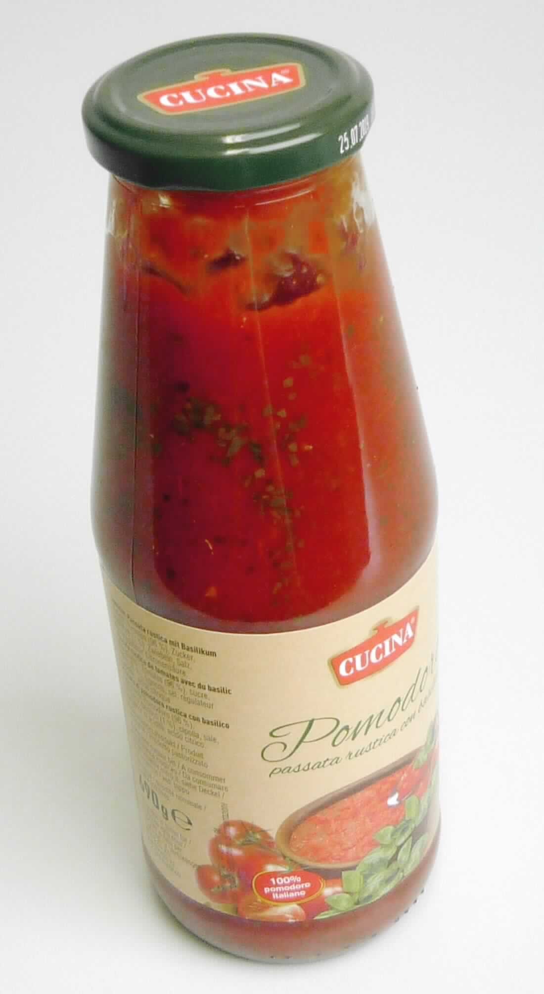 Passierte Tomaten mit Basilikum

Beschaffenheit des vorgelegten Warenmusters (in Original-Umschließung):
720 ml-Weißglasflasche mit Schraubdeckel, mehrsprachig etikettiert, mit Aufdruck von unter anderem Warenbezeichnung, Füllmenge (690 g) und Zutaten.

Inhalt: Rote, dickflüssige, mit kleingeschnittenen Kräutern und vereinzelt Bestandteilen von zerkleinerten Tomaten und Zwiebeln durchsetzte Würzsauce; Geschmack nach Tomaten, leicht aromatisch und leicht säuerlich.

Zubereitete Würzsoße, Tomatensoße
