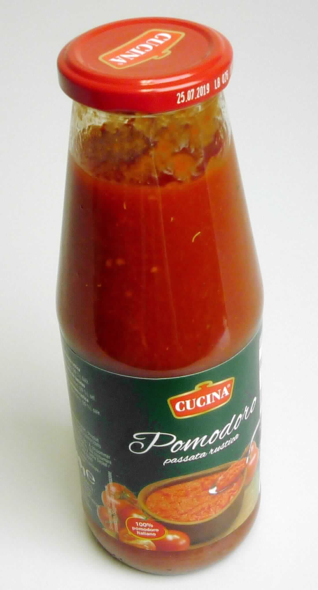 Tomatenpüree

Antragsangaben (als zutreffend unterstellt): Passata Rustica, passierte Tomaten Classic; 690 g; Zutaten: Tomaten 99 %, Salz.
Beschaffenheit des vorgelegten Warenmusters: rote, breiige, fließfähige Masse mit Fruchtkernen und enthaltenen Fruchtfleischstücken, leicht süß, leicht säuerlich, leicht salzig, nach Tomaten schmeckend. Aufmachung: Original-Glasflasche mit einem Inhalt von 690 g. Aufdruck (auszugsweise): "Tomaten-Passata rustica; Pasteurisiertes Produkt; Nährwertinformationen pro 100 g: Salz: 1 g".
Trockenmassegehalt (gemäß Angabe): weniger als 12 GHT.

Tomaten, anders als mit Essig oder Essigsäure zubereitet oder haltbar gemacht, andere als ganz oder in Stücken, mit einem Trockenmassegehalt von weniger als 12 GHT, in unmittelbaren Umschließungen mit einem Gewicht des Inhalts von 1 kg oder weniger.