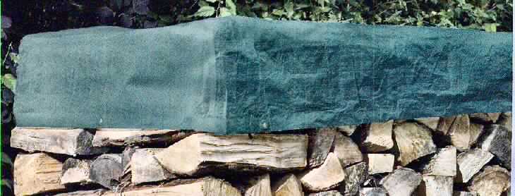 Plane, sog. Schutzhülle für Holzstapel, Art. 15669, Foto siehe Anlage,
- flaches Erzeugnis, rechteckig; in den Abmessungen von laut Antrag 6 m x 1,5 m,
- aus etwa 0,3 mm dicken, einfarbigen Geweben aus Streifen aus synthetischer Spinnmasse aus laut Antrag
  Polyethylen; mit einer Streifenbreite von augenscheinlich weniger als 5 mm; ein Überziehen mit Kunststoff
  ist auf beiden Seiten mit bloßem Auge nicht wahrnehmbar, somit keine Ware des Kapitels 39,
- an den Rändern umgeschlagen und festgeklebt (somit konfektioniert),
- entlang der Ränder mit einer eingezogenen Schnur und Ösen aus unedlem Metall versehen,
- dazu bestimmt, Holzstapel gegen Wetter und Nässe zu schützen, 
- in einem Polybeutel mit Befestigungsmaterial und Fotoeinleger für den Einzelverkauf verpackt.

"Plane aus Spinnstoffen, nicht aus synthetischen Chemiefasern"
