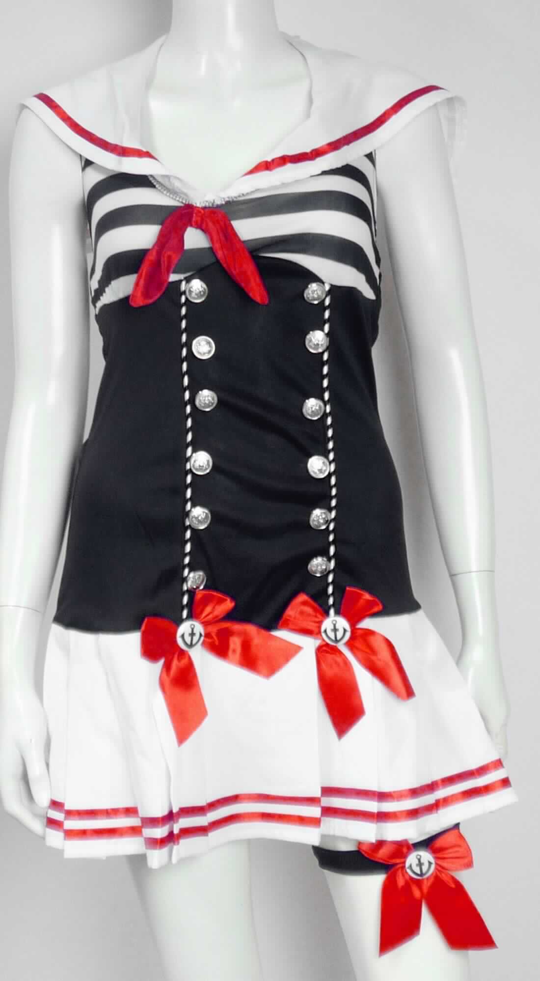 Kleid Matrosin, Art. 92144, Größe 36/38, Foto siehe Anlage,
- Warenzusammenstellung, bestehend aus einer Bluse und zwei Strumpfbändern,
- gemeinsam in einem Polybeutel für den Einzelverkauf aufgemacht und zur Befriedigung eines speziellen Bedarfs 
  zusammengestellt,
- gehört als Maskenkostüm aus Spinnstoffen nicht zum Warenkreis der Position 9505,
- alle Flächenerzeugnisse aus lt. Antrag 100 % Polyester (synthetische Chemiefasern),
- Bluse:
-- oberhalb der Taille aus verschiedenen, ca. 0,3 mm dicken, einfarbigen bzw. bedruckten Gewirken,
-- mit einem angesetzten Kragen sowie einem Rockteil aus ca. 0,3 mm dicken, einfarbigen Geweben,
-- über den Schritt reichend (Rückenlänge: ca. 71 cm), 
-- ohne Öffnung und ohne Verschluss,
-- ärmellos,
-- vorn mit einer Schleife aus Gewirken und zwei Schleifen aus Geweben sowie mit angenähten Zierknöpfen 
   verziert,
-- am unteren Rand durch Umschlagen und Festnähen gesäumt,
-- kann nicht ohne ein weiteres, den Unterkörper bedeckendes Kleidungsstück getragen werden, somit kein Kleid,
-- im Hinblick auf den Umfang und das äußere Erscheinungsbild sind die Gewebe und Gewirke annähernd gleich, 
   somit verleiht keines der Flächenerzeugnisse der Ware ihren wesentlichen Charakter, sie ist daher der von den 
   gleichermaßen in Betracht kommenden Positionen (6106 und 6206) in dieser Nomenklatur zuletzt genannten
   zuzuweisen,
- Strumpfbänder:
-- ringförmig gearbeitet; mit einem Durchmesser von ca. 18 cm,
-- aus einem ca. 2,5 cm breiten, einfarbigen Band aus Gewirken,
-- teilweise elastisch gerafft,
-- mit einer Schleife aus konstrastfarbenen Bändern aus Geweben aus Spinnstoffen und einem Zierknopf versehen,
-- durch Zusammenfügen konfektioniert,
-- wird am oberen Rand eines Strumpfes als Halterung und zu dekorativen Zwecken getragen,
- im Hinblick auf den Umfang und die Bedeutung in Bezug auf die Verwendung verleiht die Bluse der 
  Warenzusammenstellung ihren wesentlichen Charakter.

"Bluse, aus Geweben, für Frauen, aus Chemiefasern"