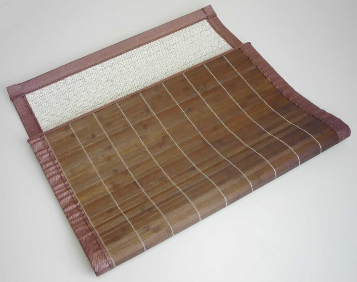 Sog. Badematte
- rechteckig, in den Abmessungen von ca. 50 x 80 cm,
- aus pflanzlichen Flechtstoffen hergestellt (Bambusstäbe mit ca. 10 mm Breite und 2 mm
  Dicke), die parallel nebeneinander gelegt und durch Haltefäden aus Spinnstoffgarn in
  Flächenform miteinander verbunden sind,
- an den Rändern mit einem ca. 3 cm breiten Band aus Spinnstoffgewebe eingefasst,
- auf der Rückseite mit einer rutschhemmenden Lage und Spinnstoffgewebe unterlegt.
Die pflanzlichen Flechtstoffe verleihen der Ware insbesondere nach dem Umfang und im Hinblick auf die Verwendung als Badematte wesentlichen Charakter.

Die Ware ist somit als " Ware aus Flechtstoffen, in Flächenform verwebt oder parallel aneinandergefügt, Matte aus pflanzlichen Stoffen, aus Bambus, nicht aus Geflechten oder ähnlichen Waren aus Flechtstoffen" in die Codenummer 4601 2190 00 0 einzureihen.