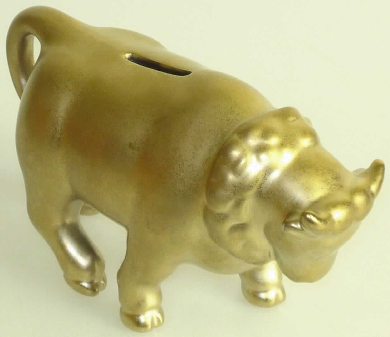 Keramischer Ziergegenstand, sog. Spardose in Ochsenform, golden (Art. 1006388), Foto siehe Anlage, 
- goldene, glasierte Spardose in Form eines Ochsen,
- in den Abmessungen: ca. 10 cm (Höhe) x 7 cm (Breite) x 17 cm (Länge),
- mit einem Schlitz an der Oberseite zum Einwerfen von Münzen,
- mit einer Öffnung an der Unterseite, die von einem Pfropfen aus Kunststoff abgedeckt wird,
- keramisches Erzeugnis, nach der Formgebung gebrannt, tonmineralhaltiges Material enthaltend, 
- nach dem Ergebnis der wissenschaftlichen Untersuchung aus anderer Keramik als Porzellan,
  Steinzeug, Steingut, feinen Erden oder gewöhnlichem Ton bestehend,
- ohne Hinweise auf Handarbeit.

"Keramischer Ziergegenstand, aus anderer Keramik als Porzellan, gewöhnlicher Ton, Steingut oder
 feinen Erden, nicht handgearbeitet"